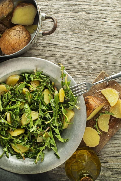 Ensalada Diente León Saludable Con Papas Sobre Fondo Madera Image — Foto de Stock