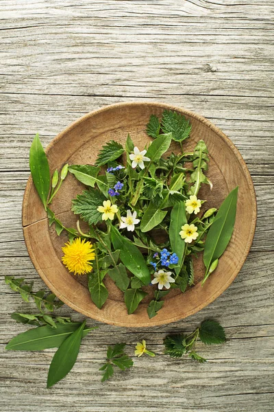 Gesunde Frühlingsnahrungsmittel Löwenzahn Bärlauch Blumen Und Brennnessel Auf Holzgrund — Stockfoto