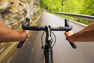 Yol bisikleti doğada geniş açılı hızlı çekim. Yolda manzara bisikleti