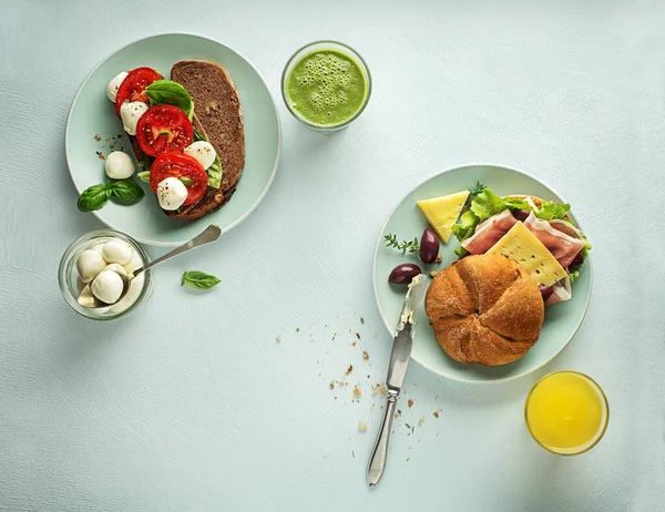 Ontbijt Geserveerd Met Sap Sandwiches Met Ham Kaas Tomaat Sla — Stockfoto
