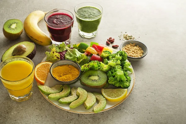 Sağlıklı Taze Meyve Çeşitli Malzemelerle Bardaklarda Servis Edilen Sebze Püresi — Stok fotoğraf