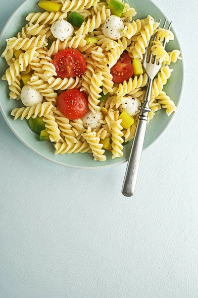 Nudelsalat Mit Mozzarella Und Gemüse Gesunde Nudelgerichte — Stockfoto