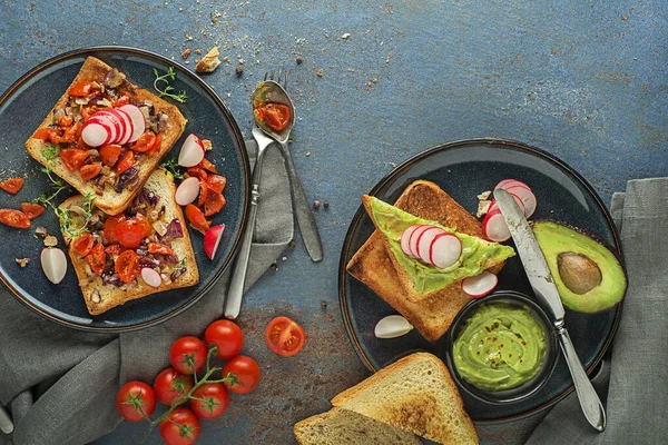 Desayuno Servido Con Sándwiches Tostados Con Salsa Aguacate Tomate Cebolla — Foto de Stock