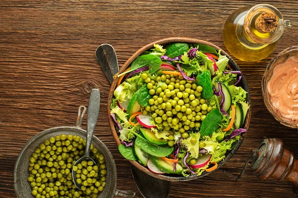 Ensalada Lechuga Verde Con Verduras Frescas Guisantes Sobre Fondo Mesa — Foto de Stock