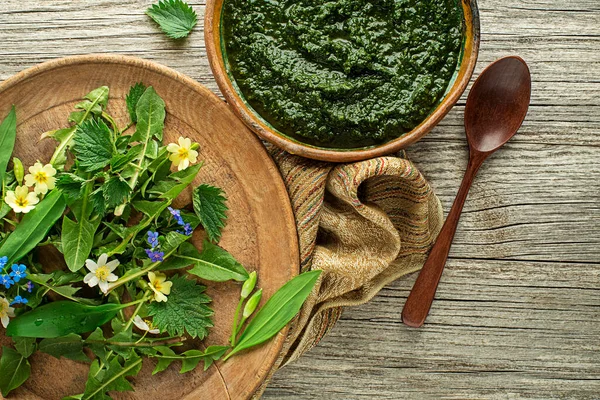 Healthy soup with fresh spring ingredients. Dandelion, wild garlic, flowers and nettle leaves on wooden background — Stock Image Healthy Soup Fresh Spring Ingredients Dandelion Wild Garlic Flowers Nettle Stock Picture