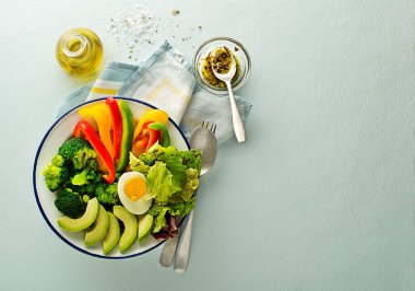 Sağlıklı salata menüsü. Karışık taze sebze, avokado ve yumurta. Mavi arka plan manzaralı. Yiyecek ve sağlık. Sağlıklı yemek kavramı