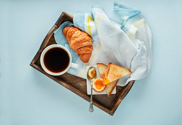 Kontinentális Reggeli Kávé Croissant Főtt Tojás Pirítós — Stock Fotó