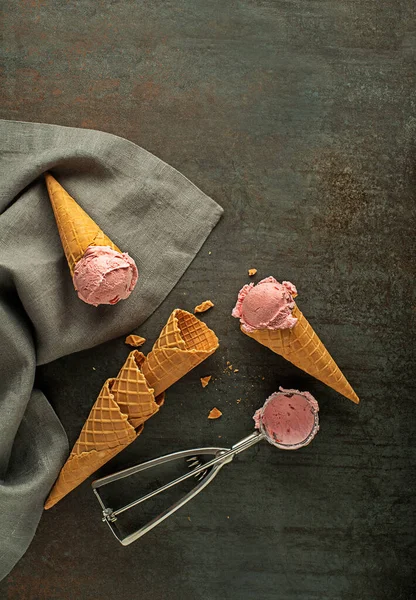 Scoop Gelato Alla Frutta Raccolti Coni Waffle Con Utensile Argento — Foto Stock