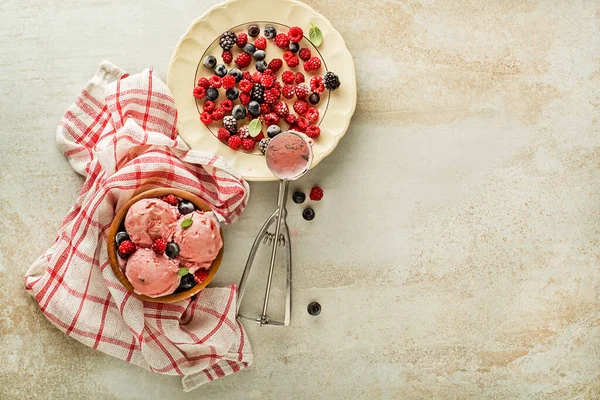 Fresco Helado Suave Yogur Congelado Con Sabores Fruta Bayas —  Fotos de Stock