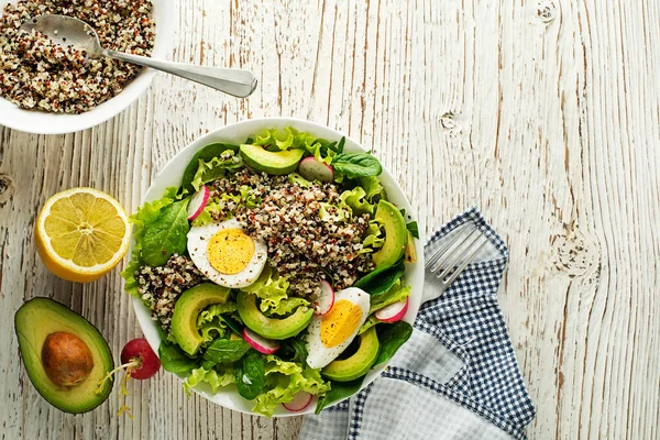 Healthy Green Salad Meal Quinoa Egg Avocado Wooden Background — 스톡 사진