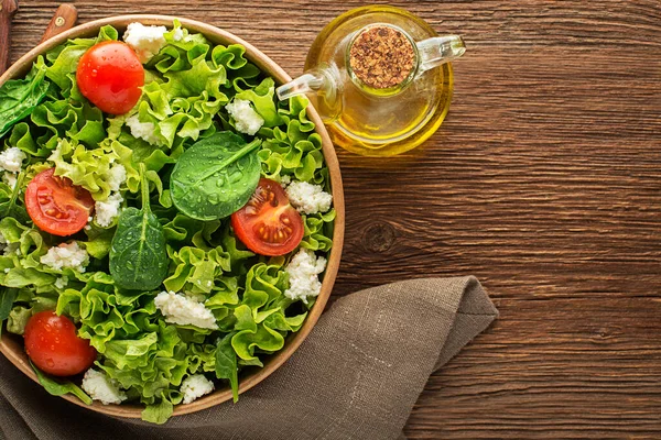 Salada Verde Saudável Com Tomate Fresco Queijo Fresco Fundo Madeira — Fotografia de Stock