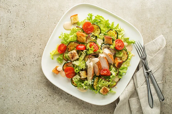 Healthy Chicken Meal Grilled Chicken Vegetables Croutons Sauce Grey Background — Stock Photo, Image