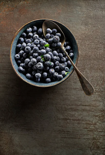 Frisch Gepflückte Blaubeeren Schüssel Mit Löffel Konzept Für Gesunde Ernährung — Stockfoto