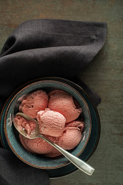 Fresco Gelato Morbido Yogurt Congelato Con Aromi Frutti Bosco Scoop — Foto Stock