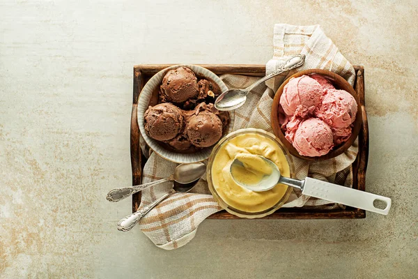 チョコレート ストロベリー バニラ風味のアイスクリームのスクープの様々な ボウルにスクープ — ストック写真