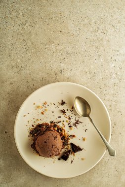 Çikolata aromalı dondurma kepçesi. Çikolata parçalı ve fındıklı.