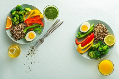 Kinoalı, yumurtalı ve karışık sebzeli sağlıklı salata yemekleri. Gıda ve sağlık konsepti