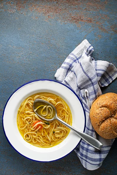 Het Eten Van Warme Kippenbouillon Soep Met Noedels Brood Een — Stockfoto