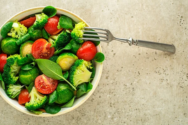 Salade Verte Saine Avec Légumes Frais Cuits Sur Fond Gris — Photo