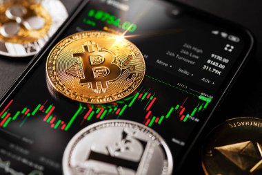 Bitcoin kripto para birimi akıllı telefon ticareti yakın plan