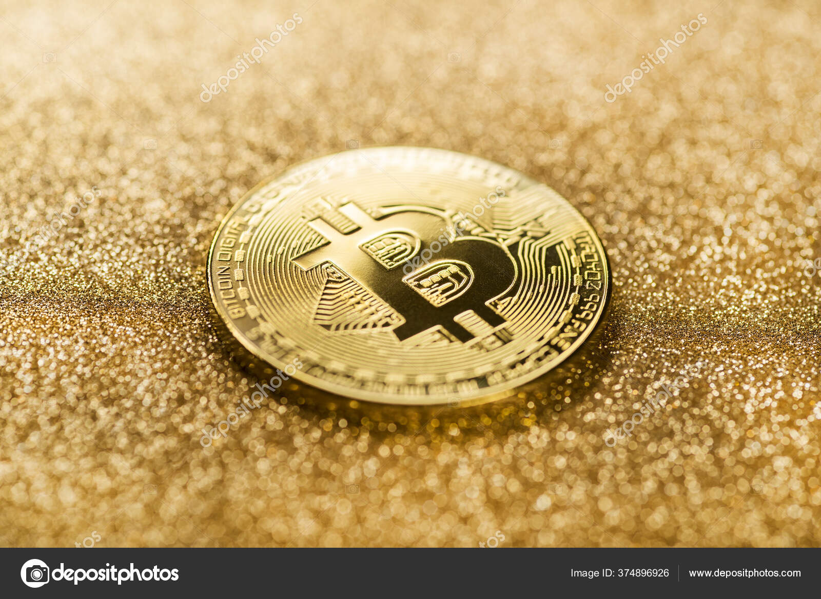 Bitcoin Pièce D'or Sur Fond Brillant D'or — Photo éditoriale © photodesign  #374896926