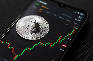 Bitcoin gümüş para kripto para akıllı telefon ticareti yakın plan