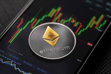 Ethereum kripto para birimi akıllı telefon ticareti. Yakın plan.