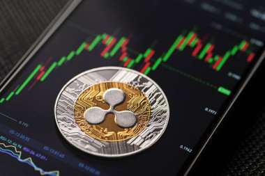 Xrp, akıllı telefondan para ticareti yapıyor. Yakın plan.