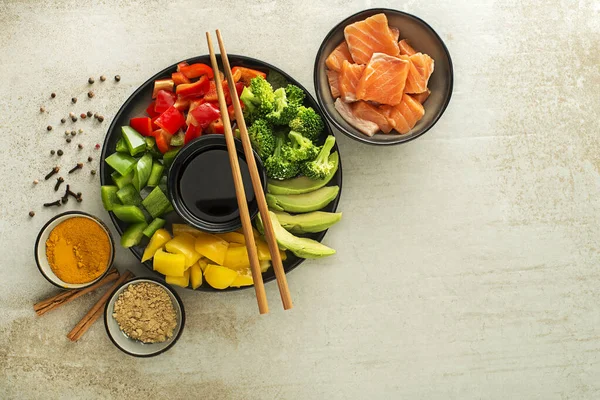 Soya soslu soya bifteği ve karışık sebzeli Çin yemeği pişirmek. Sağlıklı aşçılık kavramı