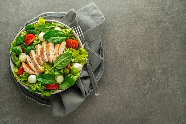 Sağlıklı Tavuk Yeşili Marul Salatası Domates Mozzarella Gri Masa Arkasında — Stok fotoğraf