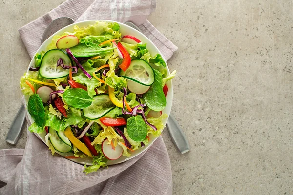 Grön Sallad Med Färska Blandade Grönsaker Grå Bord Bakgrund — Stockfoto