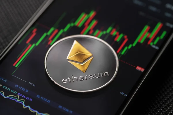 Ethereum kripto para birimi akıllı telefon ticareti. Yakın plan.