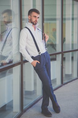 Sakallı seksi adam Jartiyer giyiyor