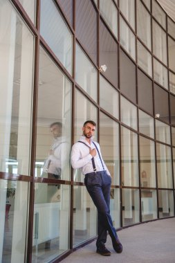 Sakallı seksi adam Jartiyer giyiyor