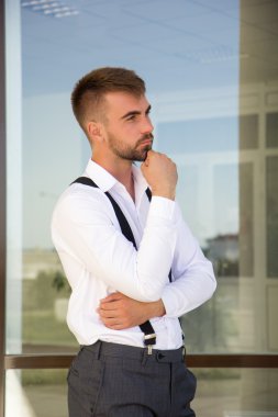 Sakallı şık adam Jartiyer giyiyor