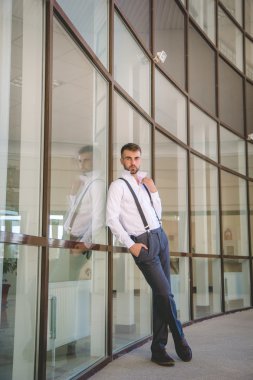 Sakallı seksi adam Jartiyer giyiyor