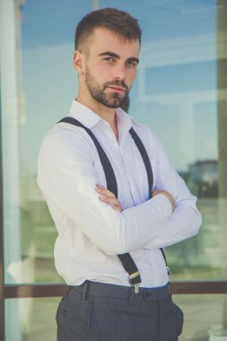 Sakallı seksi adam Jartiyer giyiyor