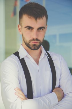 Sakallı adam portresi Jartiyer giyiyor