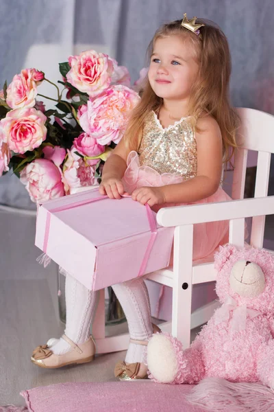 Sweet child girl with pink gift box — Stock Photo, Image