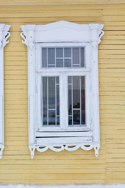 Σκαλιστό ξύλινο διακοσμητικό παράθυρο — Φωτογραφία Αρχείου