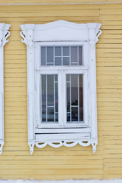 Finestra decorativa in legno intagliato — Foto Stock