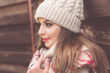 Güzel kız sıcak kış giysileri giyiyor