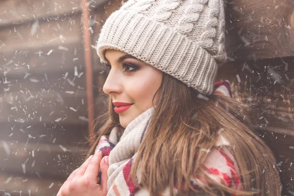 Menina bonita está vestindo roupas quentes de inverno — Fotografia de Stock