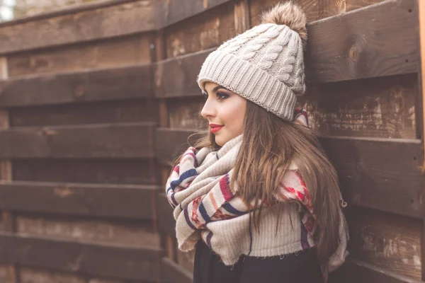 Chica bonita está usando ropa de invierno caliente —  Fotos de Stock