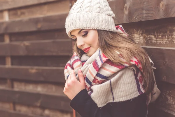 Menina bonita está vestindo roupas quentes de inverno — Fotografia de Stock