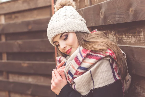Όμορφο κορίτσι φοράει ζεστά χειμωνιάτικα ρούχα — Φωτογραφία Αρχείου