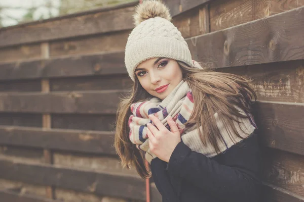 Όμορφο κορίτσι φοράει ζεστά χειμωνιάτικα ρούχα — Φωτογραφία Αρχείου