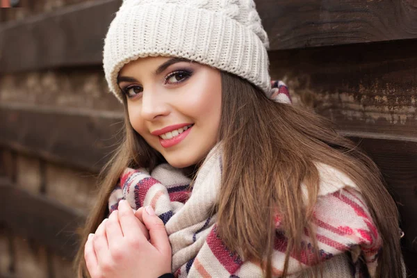 Pretty teen girl is wearing warm winter clothes — Stock Photo, Image