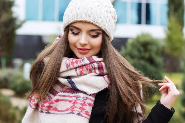 Pretty dospívající dívka má na sobě teplé zimní oblečení — Stock fotografie