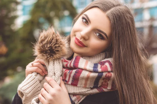 Flot teenager pige er iført varmt vintertøj - Stock-foto